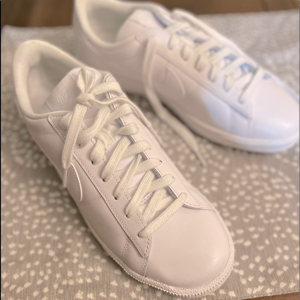 Nike white shoes!! 🤍